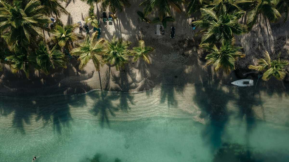 As Visitors Continue to Arrive, Tourist Areas Say: Stay Home